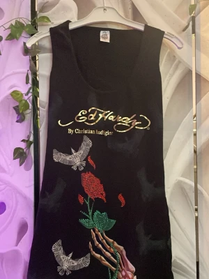 Ed hardy klänning/långt linne - jättebra skick, har använt som kortklänning. Stretchigt material med fina detaljer⭐️ den passa inte så bra som jag tänkt väldigt besviken 