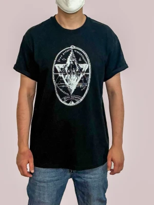 Svart t-shirt med grafiskt tryck - Så som ovan så också nedan , helt ny aldrig använd kommer förpackat med en gåva eller två 