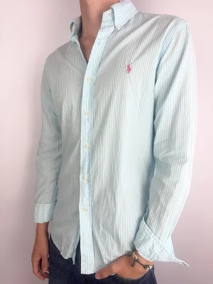 Ralph Lauren skjorta randig - Ralph Lauren Skjorta Märke: Polo Ralph Lauren Storlek: M Passform: Slimfit Färg: Blåvit randig Skick: Bra Beskrivning: Tunnare skjort material, bortklippt tvättlapp Modellen på bilden: 183 cm / 74 kg