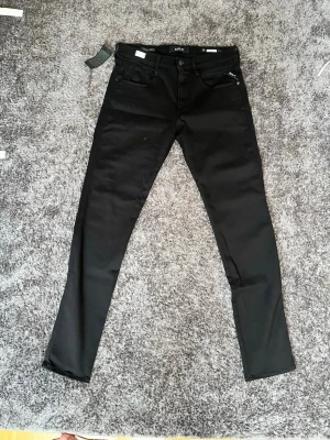 Replay jeans HELT NYA - Säljer ett par helt nya replay jeans som inte har andvänts en enda gång, de är slim fit jeans och är storlek 33. Säljer den då de är för stora för mig 