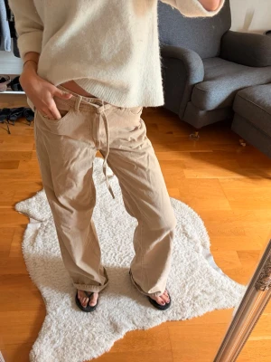 Jeans  - Populära mid rise wide leg jeans från Lindex 