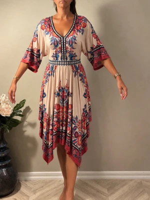Nypris 1398:- Bodyglirt Blommig boho-klänning med v-ringning - Bodyflirt Boutique boho/romantisk klänning stl 36/38 – mycket fint skick  Vacker och feminin klänning från Bodyflirt Boutique i ett romantiskt boho-inspirerat blommönster. Smickrande V-ringning, markerad midja och härligt fall med asymmetrisk kjol. Perfekt till sommar, semester, fest, midsommar eller bröllopsgäst.  Storlek: 36/38 Byst: ca 45 cm (mätt plant, armhåla till armhåla) Längd: ca 100 cm Material: 95 % polyester, 5 % elastan Nypris: 1 398 kr Mycket fint skick. Syns Inte att man använt de