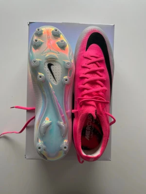 Nike Mercurial Elite - Säljer dessa par skor i mycket bra skick, har använt dom en gång. Hör av dig om du har några frågor eller funderingar!