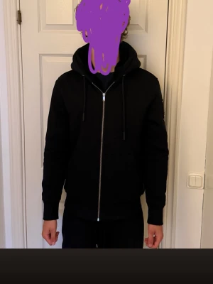 Moose Knuckles Från NK - Man kan ha den som jacka när pälsen är på även under de kallaste vinter dagarna (håller värmen väldigt bra).  Den kan även användas som en lite tjockare hoodie utan pälsen. Köpt på Nk för 4600kr, använd 10-15 gånger och kvitto finns att få fram.