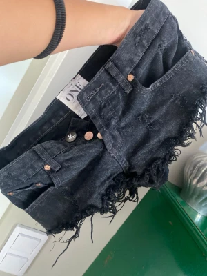 Svarta denimshorts från ONE teaspoon  - Mina favoriter,Svarta shorts från one teaspoon i storlek S/Xs! Pris går att diskutera 