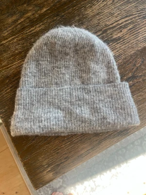 Grå stickad mössa Samsøe Samsøe - Grå stickad mössa från Samsøe Samsøe i mjuk ullblandning.