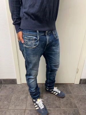 Replay Anbass - Riktigt feta mörkblå Replay Anbass. De har varit vikta längst ner vid benöppningen(se bild 4) men annars är de i bra skick. A=40CM B=97CM C=16CM. Modellen är 173cm, 64kg. Pris kan diskuteras!!