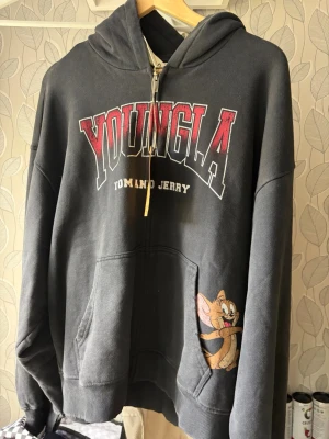 YoungLA Hoodie - Tom And Jerry Collection, tyvärr skickades fel storlek så jag säljer den vidare, helt oanvänd, betalning sker via Swish och köparen står för frakt (spårbart via PostNord) kan även mötas upp i Uppsala eller Gävle 