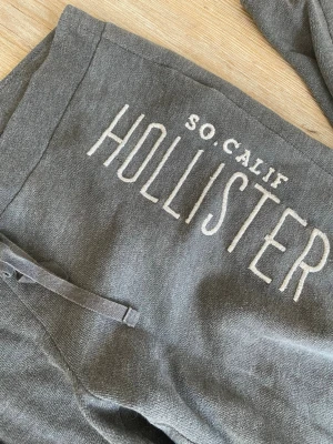 Byxor från Hollister - Skriv om ni har frågor. Dem är raka/vida u storlek S!