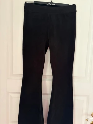 Svarta utsvängda leggings - Säljer ett par svarta leggings med utsvängda ben. De har hög midja och är gjorda i ett stretchigt material som sitter skönt på kroppen. Perfekta till en avslappnad look och passar till det mesta i garderoben. Kolla gärna mina andra annonser❗️