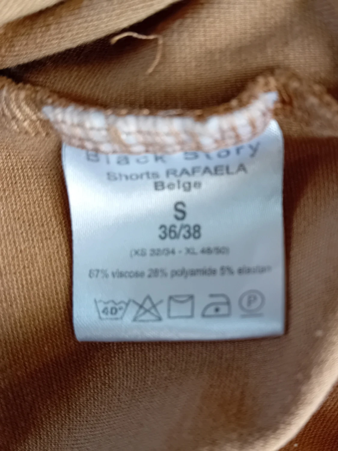 Beige/kamelfärgade shorts från Black Story i strl S - 3