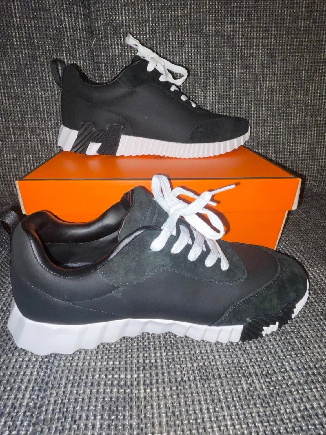 Svarta sneakers med vit sula