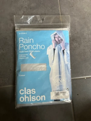 Transparent regnponcho från Clas Ohlson - Praktisk transparent regnponcho från Clas Ohlson, tillverkad i PEVA-plast. Ponchon har huva och är enkel att ta på över kläderna när det regnar. Perfekt att ha med sig i väskan för oväntade skurar.