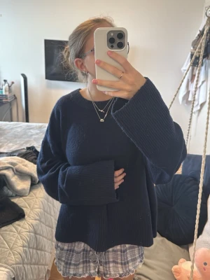Mörkblå stickad tröja Gina Tricot - Mysig mörkblå stickad tröja från Gina Tricot med oversized passform och extra långa ärmar. Tröjan har rund halsringning och ribbstickade muddar. Pris kan diskuteras 