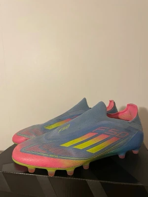 Adidas f50 ag elite 40 - Säljer ett par adidas f50 elite i bra skick. Storlek 40. Man får med påse och box också 