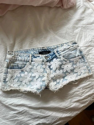 Tally Weijl lowrise jeansshorts  - Säljer dessa populära och eftertraktade  jeansshortsen från Tally Weijl🪽 Med blommönster på framsidan och en snygg ljus tvätt. I storlek 36, alla mått finns i bilderna💓  Jag skickar snabbt!