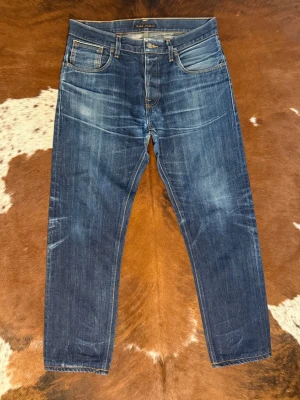 Nudie Jeans SteadyEddie DrySelvage - Tjena! Säljer dessa SteadyEddie(Straight Tapered) Fint skick med snygg wash: W33/L34 Men passar L32: Nypris-2500kr: Hör av dig vid funderingar!🙌