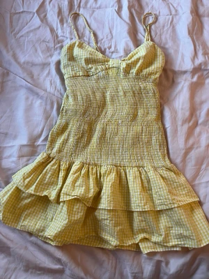 Eftertraktad Zara klänning - Galet snygga klänningen från Zara med knyte i ryggen🪽 Storlek M, passar XS/S-M då den är stretchig💓 I 100% bomull!  Jag skickar snabbt!