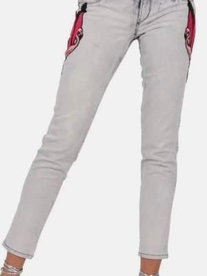 Guess jeans med flamingo-detaljer helt ny - Unika guess grå jeans med raka ben och coola rosa flamingo-broderier på höfterna. Storlek 30. Helt nya oanvända.