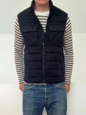 Mörkblå Massimo Dutti väst - Mörkblå Massimo Dutti väst är i strl M men sitter mer som en S! Bra skick och hör gärna av er vid frågor elr funderingar!!
