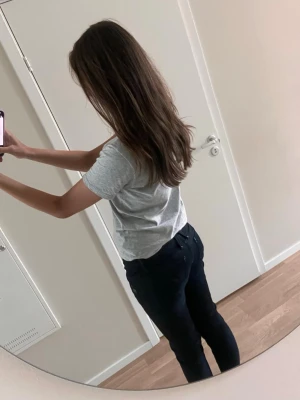 Mörkblå skinny jeans med låg midja - Säljer ett par mörkblå skinny jeans med låg midja och klassisk femficksdesign. Jeansen har smal passform och stretchigt material som sitter snyggt. Perfekta till en enkel t-shirt eller hoodie. Nypris 1400kr💗