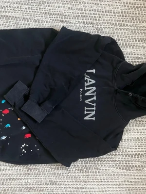 Lanvin X dept de la galerie - Säljer denna Hoodie som är nästan i nyskick med färg splash. Storlek L. Nypris cirka 4000-8000kr. Hör gärna av dig vid frågor eller diskution vid pris!