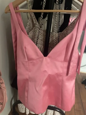 Rosa linnetopp från Zara - Säljer en söt rosa topp från Zara, storlek M! Älskar verkligen denna men vill köpa en i mindre storlek. Väldigt populär topp. Kollar intresse!! Köpet sker med instabox