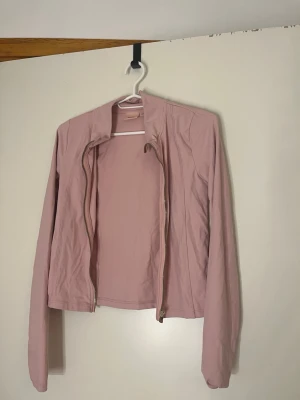Ljusrosa jacka med dragkedja - Snygg ljusrosa träningströja från Gina. Använd några gånger. 50kr