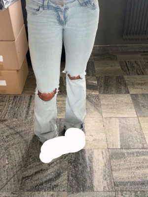 Nelly jeans - Säljer ett par Nelly jeans i storlek 32. En liten defekt som inte går bort på bild 3 därav priset. Annars bra!