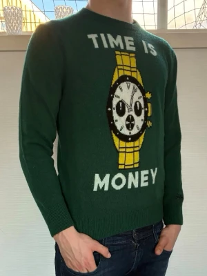 MC2 Saint Barth Tröja - Sällsynt MC2 Saint Barth Tröja med texten ”TIME IS MONEY”|Och den är av materialet Kashmir|Pris:1299kr|Storlek:L, modell: 187 cm|Skick:Nytt skick, 10/10| Hör av dig vid minsta lilla fundering eller fråga|