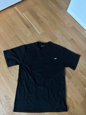 6pm t-shirt - En stilren svart t-shirt från 6pm med liten logga på bröstet. Klassisk rund halsringning och normal passform. Perfekt basplagg till garderoben och enkel att matcha med allt.