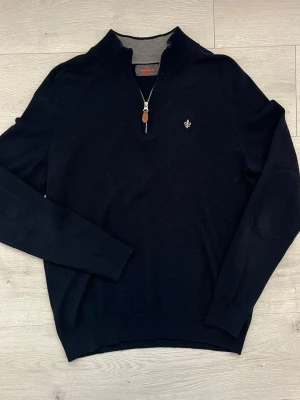 Morris half zip tröja - Morris Half-Zip – Marinblå – Strl L (passar M) 💙  Säljer en stilren half-zip från Morris i marinblå färg. En klassisk och tidlös tröja som passar lika bra till vardag som lite finare tillfällen.  • Storlek: L (passar även M riktigt bra) • Färg: Marinblå • Skick: Mycket fint skick • Half-zip med broderad Morris-logga • Armbågslappar för en klassisk och stilren look • Perfekt att bära över en skjorta eller t-shirt • Enkel att matcha med jeans eller chinos  Modellen är 183cm, 70 kg