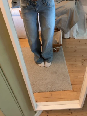 Nellys nya low loose jeans - Säljer ett par ljusblå jeans med rak passform och låg midja. Jeansen har klassiska fem fickor och breda ben som ger en avslappnad look. Har inte använt och prislappen är kvar, säljer då dom är förstora