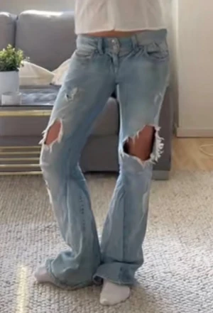 coola vintage jeans från ltb - Vintage skinnet jeans som är omsydda till bootcut längs innerbenet. Modellen säljs inte längre. Budgivning!!