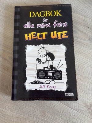 Dagbok för alla mina fans: Helt ute - En bok jag köpte 2019 när jag skulle till Turkiet, var helt galen i den och det kanske märks😅 läste om den flera gånger när jag var liten så den är sliten som nu ser på vissa bilder. Pris kan diskuteras!!💗