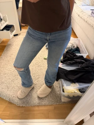 Ljusblå raka jeans med slitning - Säljer ett par ljusblå raka jeans från g perfect jeans i storlek 38. Jeansen har en snygg slitning vid ena knät och klassisk femficksmodell. Tillverkade i denim med en avslappnad passform, perfekta för en trendig vardagslook.