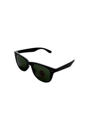 Ray-Ban wayfarers - Klassiska svarta Ray-Ban Wayfarer solglasögon med gröna glas. Snygg och tidlös design med Ray-Ban-logga på skalmen. Kommer med brunt fodral och putsduk. Perfekta för soliga dagar och ger en cool vibe till din outfit. Är lite små så de passar bättre till mindre huvud