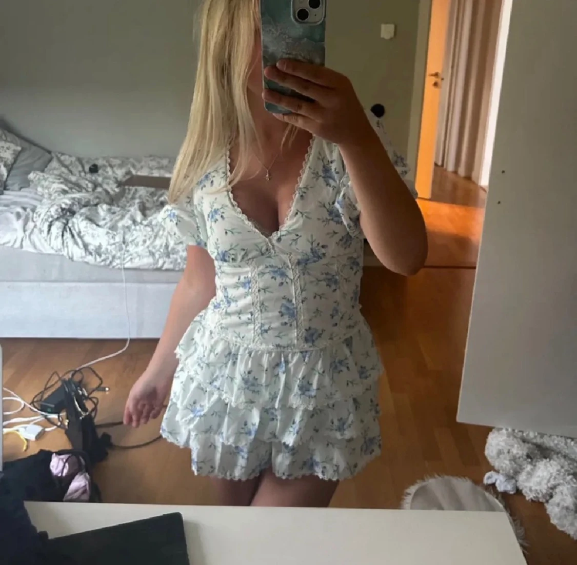 Vit blommig kortklänning med volanger