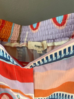 Suncoo Paris coola byxor i nyskick  - Sååå snygga (men tyvärr för små) storlek T0 motsvarar svensk xs. Endast använt en gång 99% polyester 1% elastan. Dragkedja vid sidan och risåband vid midjan. 