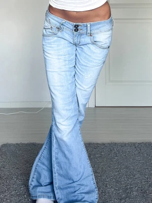 Jeans - Midjemått: 37cm rakt över, innerbenslängd: 85cm 💗