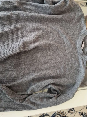 Grå stickad tröja  - Grå stickad tröja från Bershka. 
