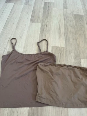 Toppar  - Beige linne och tubtopp från shein i storlek xs. Inga defekter, använts få gånger.  Postar mellan 1-3 dagar efter köp.  Hör gärna av dig om du har frågor eller vill ha fler bilder!