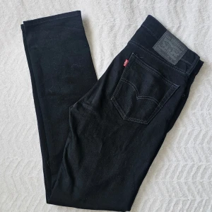 Svarta Levi's 510 jeans - Snygga svarta jeans från Levi's modell 510. Jeansen har klassisk femficksdesign, Levi's röda logotagg på bakfickan och svart patch bak i midjan. Tillverkade i stretchigt denim för en tajt passform. Perfekta för en trendig och avslappnad stil.