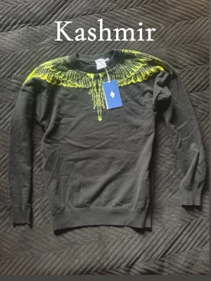 Marcelo Burlon Kashmir Tröja - Helt ny Marcelo Burlon Kashmir Tröja. Den har deras ikoniska ”Wings” design. Väldigt unik och skön. Den är svart och neon grön. Storlek M. Butikspris 7000kr+! Skriv vid funderingar😝