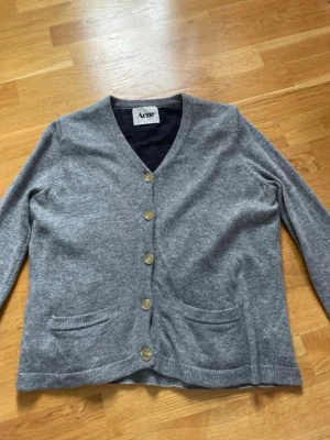 Acne studios - Mysig ull kofta från Acne inga tecken på användning super fin🩶🩶🩶