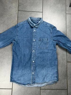 Jeansskjorta herr storlek L  - Jeansskjorta för herr i mycket fint skick, storlek L.