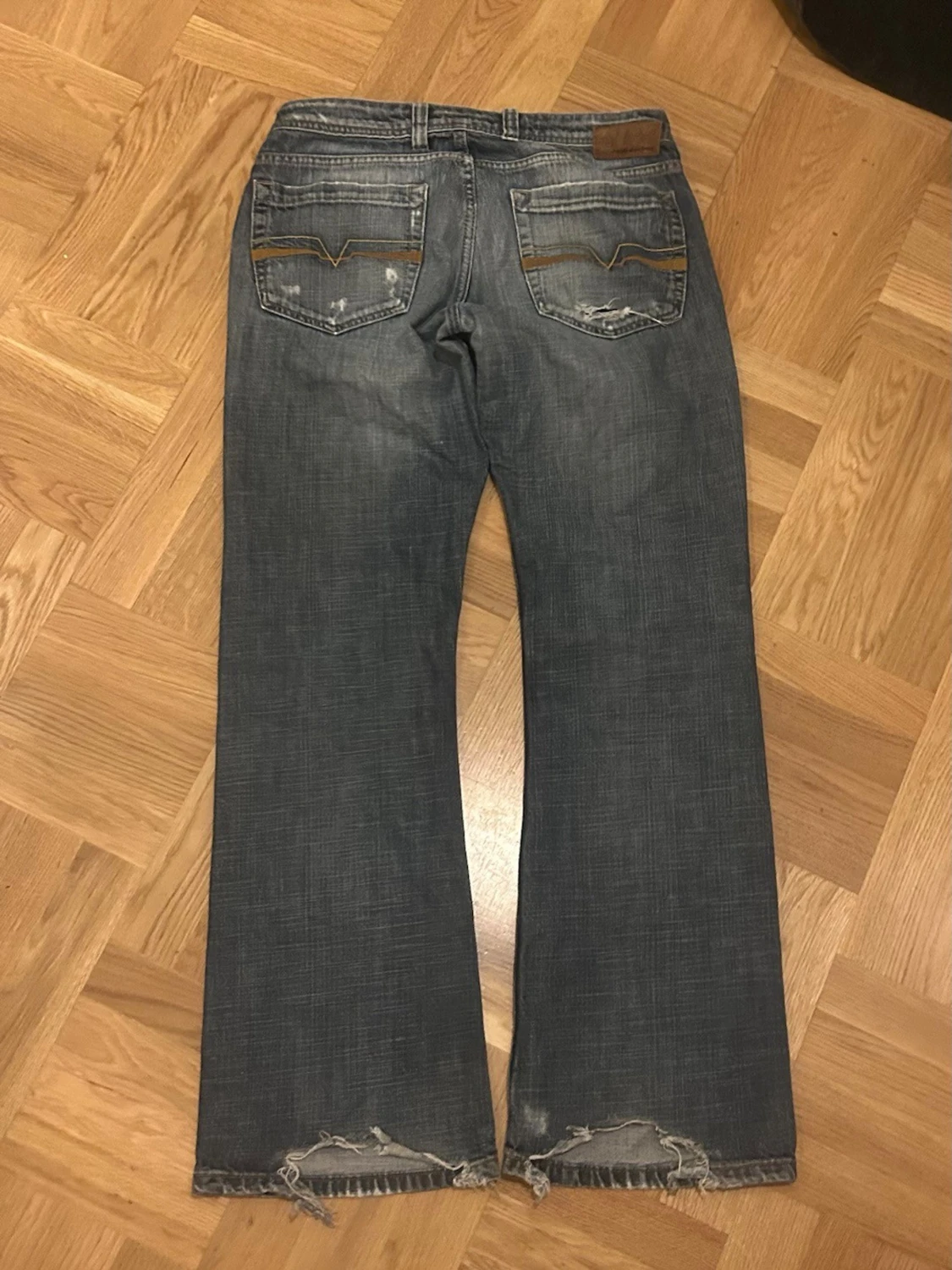 Blå slitna bootcut jeans - 3