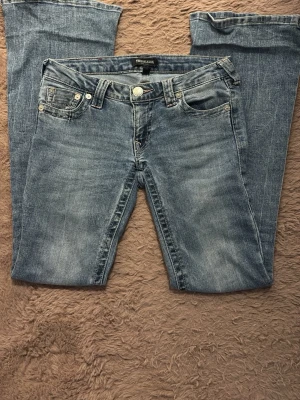 True religion jeans bootcut lowwaist  - Jättefina bootcut jeans med rosa detaljer. Dom är Low waist i strl 25. Midjemått rakt över=36-37cm. Innerbenslängd= 78cm. Grenmått=16cm. Buda gärna!