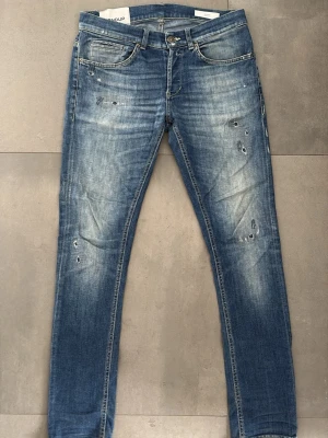 Dondup Jeans - Bra skick, har både slitningar och fade.