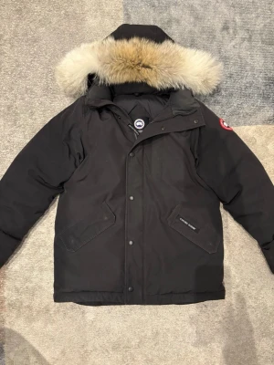 Canada Goose Jacka - Väldigt bra skick, nypris 12000kr. Storlek 14-16 och passar ca 175-180